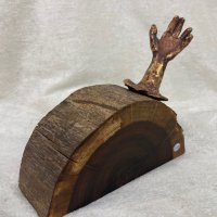Bronze hånd på sokkel af Pokkenholt træ