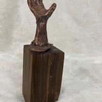 Udbryder hånd i bronze